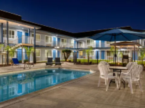 林賽橄欖樹温德姆速8酒店 圖萊里縣酒店