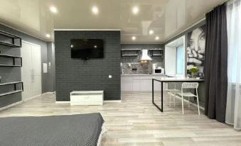 Studio apartment in the center with white bedding, perfectly clean, with a large mirror