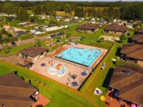 靠近Veluwe的裝備精良的帶露台的帳篷小屋