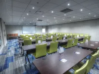 Holiday Inn Express & Suites TORONTO AIRPORT WEST by IHG Hotels near Kipling Go Station
