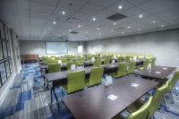 Holiday Inn Express & Suites Toronto Airport West