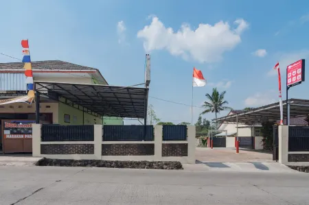 RedDoorz Syariah Near Tugu Pandanwangi Cianjur Отели рядом с достопримечательностью «Alun-Alun Cianjur»