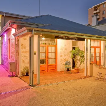 Fremantle Boutique Accommodation - Maand up