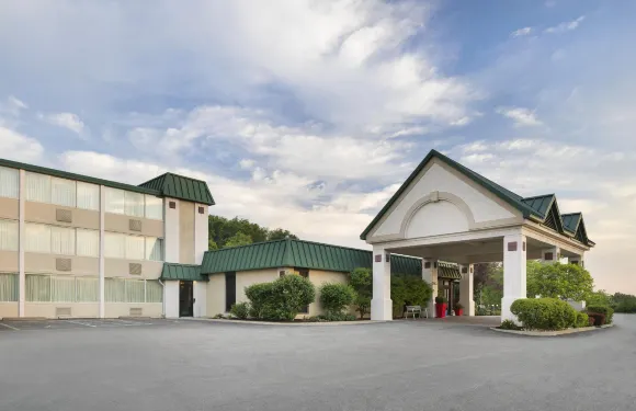 比弗福爾斯温德姆華美達酒店