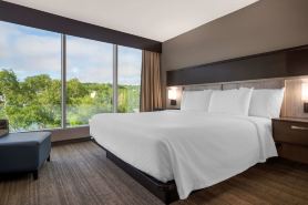 Best Western Plus Chocolate Lake Hotel