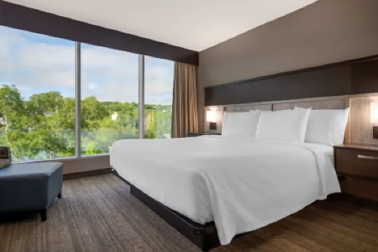 Best Western Plus Chocolate Lake Hotel