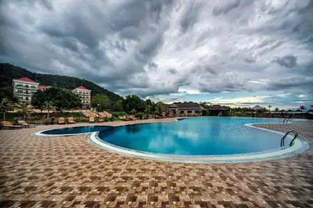 Rock Royal Hotel & Resort Отели рядом с достопримечательностью «Krung Kep Blue Swimmer Crab Statue»