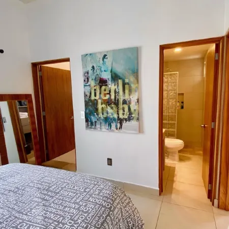 1 Bdrm Guest House -Walk to Everything -Bikes-Gym-Pickleball Court-Golf Cart