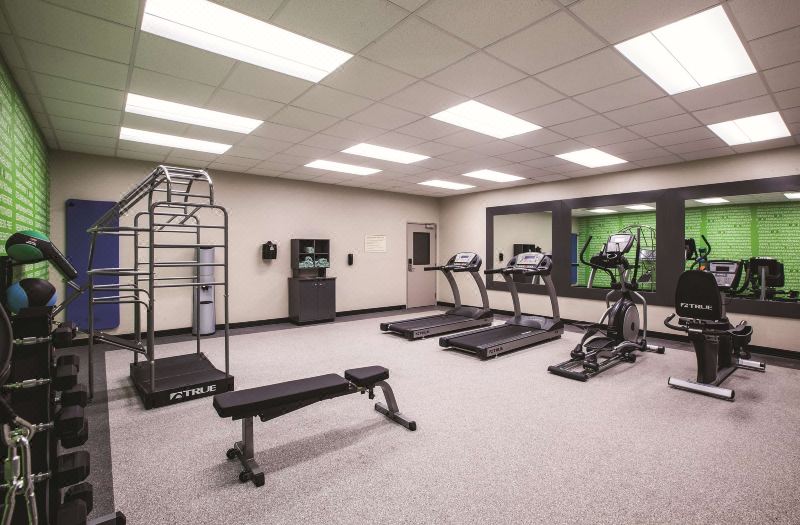 La Quinta Inn & Suites by Wyndham Dallas Northeast-Arboretum photo 2