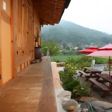 Danyang Gahyeonjeong Pension Отели рядом с достопримечательностью «Пещера Косу»