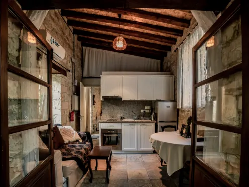 Arsorama - Cute 1-Bdr Apt w Shared Patio - 2-Star