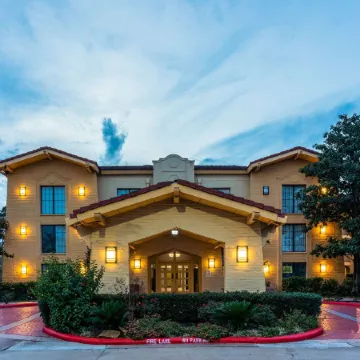 Super 8 by Wyndham The Woodlands North