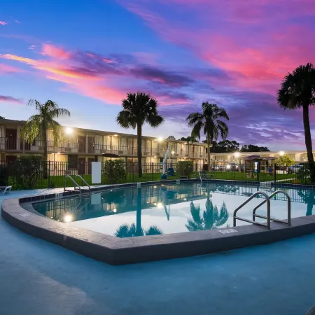 HomeTowne Studios Vero Beach - I-95