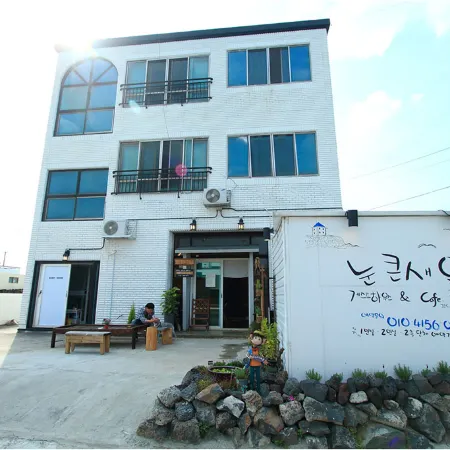 Jeju Nunkeunsaeu Guest House Отели рядом с достопримечательностью «Храм Когванса»