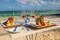 Astroea Beach Hotel - bar