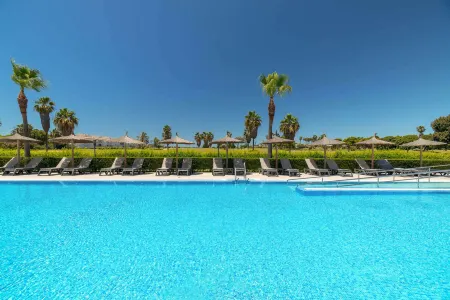 Barceló Costa Ballena Golf & Spa Отели рядом с достопримечательностью «Playa de la Costilla»