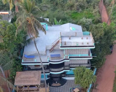 Tropical Wave Hostel Morjim