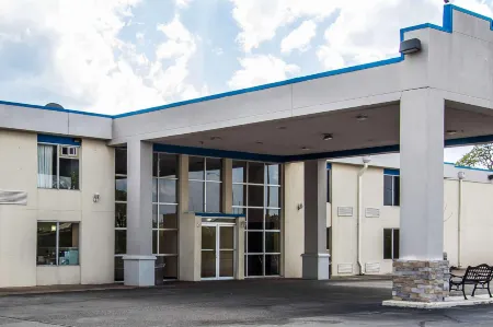 Econo Lodge Отели рядом с достопримечательностью «Публичная библиотека Ардмор»