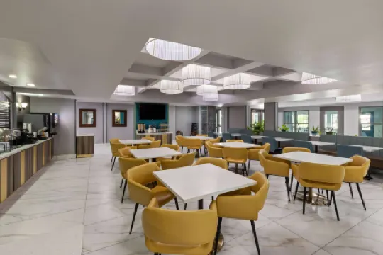 La Quinta Inn & Suites by Wyndham Olathe