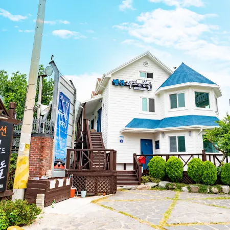 Geoje Rebeudeumongdolpensyeon Отели рядом с достопримечательностью «Скала Синсондэ»