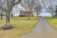 Cozy New York Farmhouse w/ Porch, Grill & Fire Pit - Maalaistalo
