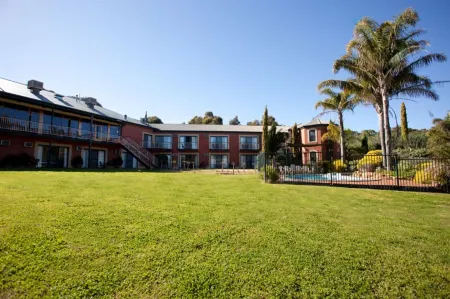 Clare Country Club Отели рядом с достопримечательностью «Mad Bastard Wines»