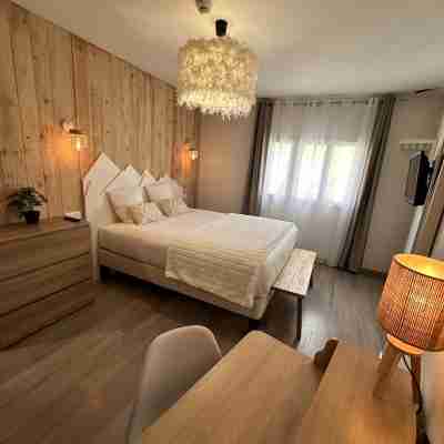 Logis Auberge du Vieux Lanas Rooms