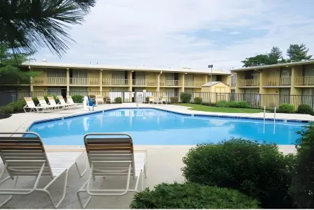 Days Inn by Wyndham Wayne Отели рядом с достопримечательностью «Парк Алпс Роуд»