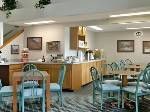 普利茅斯速8酒店