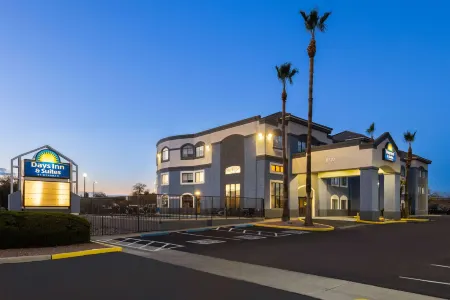 Days Inn & Suites by Wyndham Tucson/Marana Отели рядом с достопримечательностью «Tucson Premium Outlets»