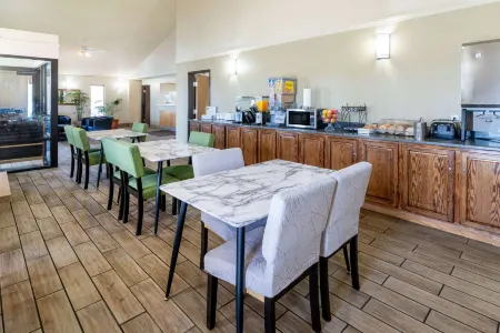 Super 8 by Wyndham Cheyenne WY Отели рядом с Аэропорт Шайенн