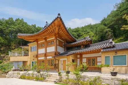 Gurye Deokyeongru Pension Отели в г. Куре