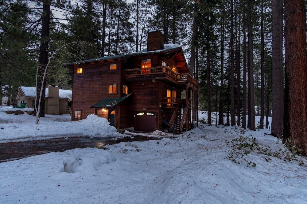 Tarly by AvantStay 5Mins to Diamond Peak Skiing w Hot Tub in Incline Village