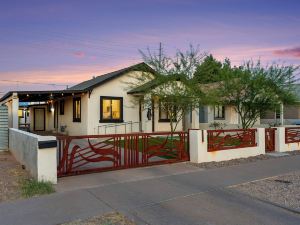 Featherlight Cottage with BBQ and Hot Tub in Downtown Phoenix