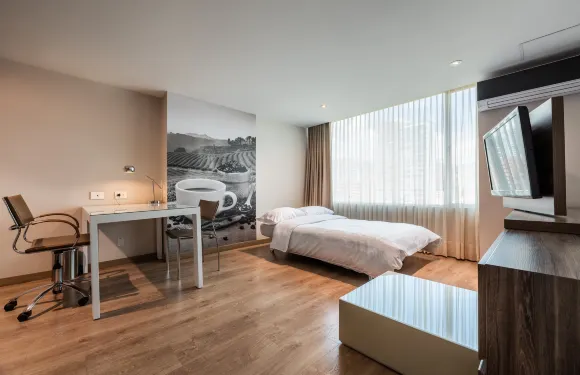 Holiday Inn Express & Suites HIEX麥德林