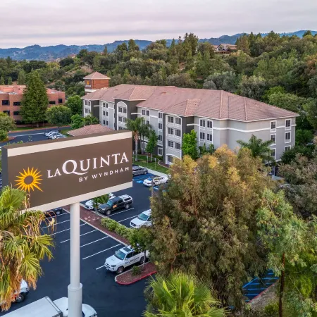 La Quinta Inn & Suites by Wyndham Santa Clarita - Valencia