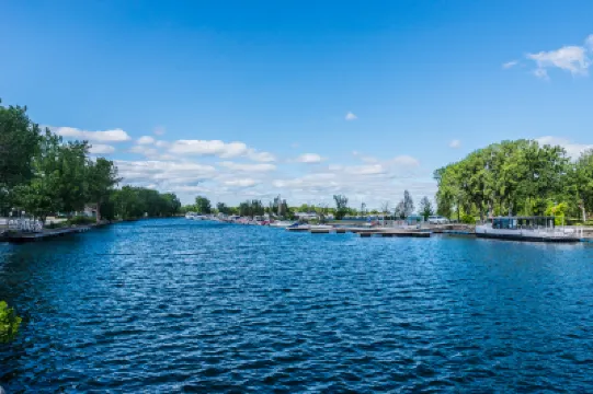 HeritageMTL - Waterfront, Parking, Airport, Sleeps 15 Hotel di 