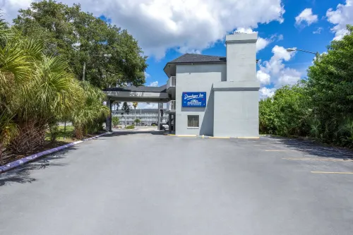 Howard Johnson by Wyndham Orlando Lake Buena Vista South - parking