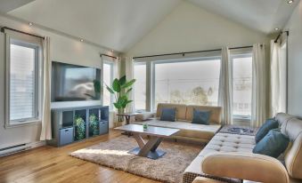 Dynamite 2-Bedroom House, Garage, Sleeps 6