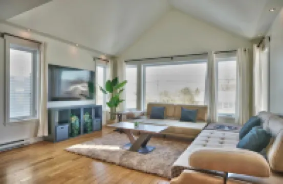 Dynamite 2-Bedroom House, Garage, Sleeps 6