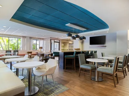 Hampton Inn Cocoa Beach/Cape Canaveral Отели рядом с достопримечательностью «Публичная библиотека Коко-Бич»