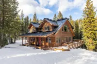 Private cabin in the woods! Game Room, Hot Tub, Ping Pong, Large Patio Swing! Hotels near Big Sky Home Furnishings