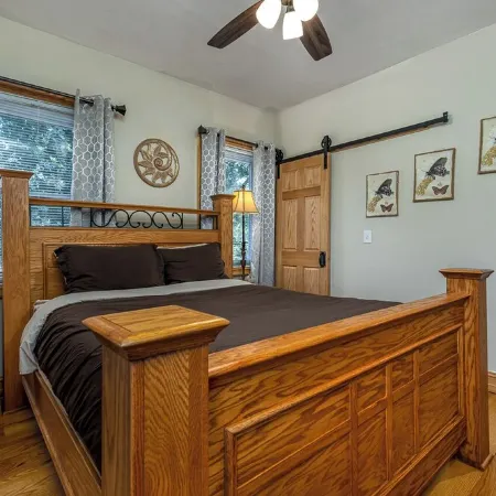 Amazing! 2 Bed Townhouse in the HEART of Dbq!