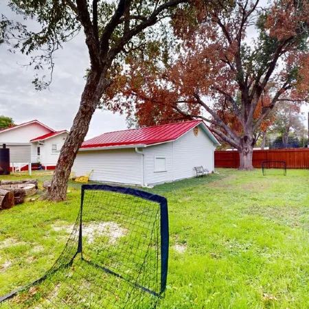 Historical Bungalo in downtown Schertz in between San Antonio & New Braunfels.