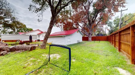 Historical Bungalo in downtown Schertz in between San Antonio & New Braunfels. Отели в г. Шерц