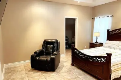 Gated Parking/4 Bedroom-5 bed -2bath Entire Home Marshalls附近的飯店