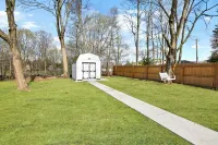 Lovely 3-bedroom Apartment in Forestville  Bristol Hotels near Imagine Nation, A Museum Early Learning Center
