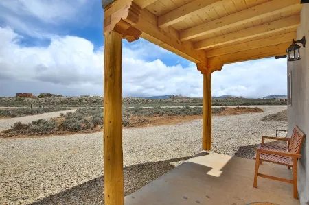 Brand New Ranchos Mountain/Gorge Getaway with Hot Tub