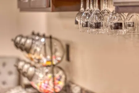 Leather&Spruce - Luxury Lake area fun funky home with amenities. Great for 2-18!