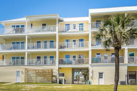 Seacliffs Gulf Views 3/3.5 Dog Friendly/Steps to beach/ Elevator - SPECIALS!